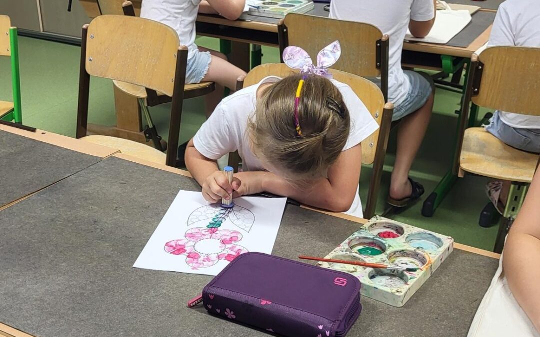Kindergartenkinder schnuppern in der Schule